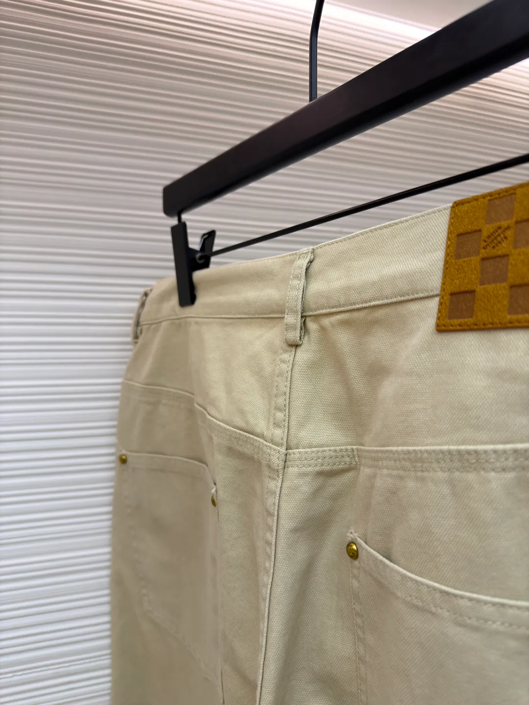 LOUIS VUITTON straight side pocket denim overalls ●Original version: Purchased and developed for 12999 ●Item number: 1681702-B05 ●Material: Pearl spun washed cotton fabric ●Technology: Overlocked production ●Color: Khaki ●Version: Fitted version ●Weight: about 700 grams ●Size: 46-48-50-52 ●Description: These Louis Vuitton straight side pocket overalls use garment washing technology to give the fabric a unique texture and retro charm. Customized leather labels highlight the brand's style and add luxurious details to the overall design. In terms of technology, high-quality cotton blended fabric is used and processed through multiple processes, which not only maintains the stiffness of the fabric, but also improves comfort and breathability. The trousers are carefully tailored, with a classic button design at the waist. The three-dimensional pockets on both sides are combined with a straight fit, which not only retains the practical function of overalls, but also shows a fashionable and casual style. The garment washing process gives the pants a natural distressed effect. Each pair of pants has a slightly different color and texture, giving it a unique personality. The customized leather label is the finishing touch. The exquisite embossing and delicate stitching reflect the brand's ultimate pursuit of details. Hand washing is recommended to maintain the texture and color of the fabric and avoid excessive wear. Due to different measurement methods, the error of 1-3 cm is within the normal range, ensuring comfort and fit. The overall wiring is straight and delicate, the fabric is comfortable and soft, and the color is consistent without color difference. It can be matched with the same style to create a fashionable look and control various occasions. Customized accessories, complete with three standards, same style for men and women!